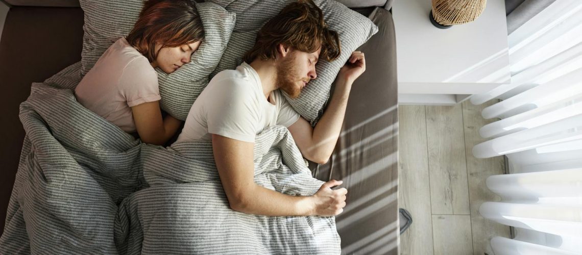 Dormir avec quelqu'un qu'on aime, c'est forcément bon pour la santé ?