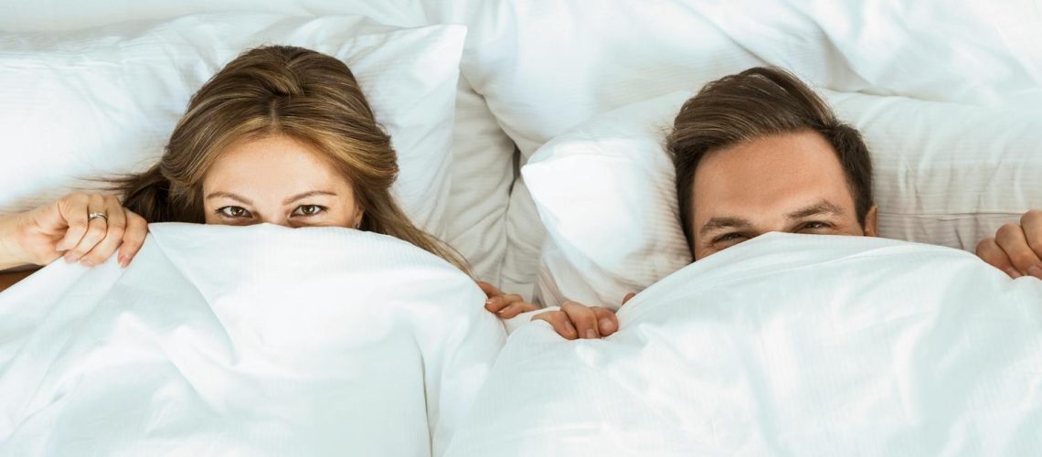 Sommeil scandinave : c'est quoi cette méthode pour dormir ensemble mais séparément ?